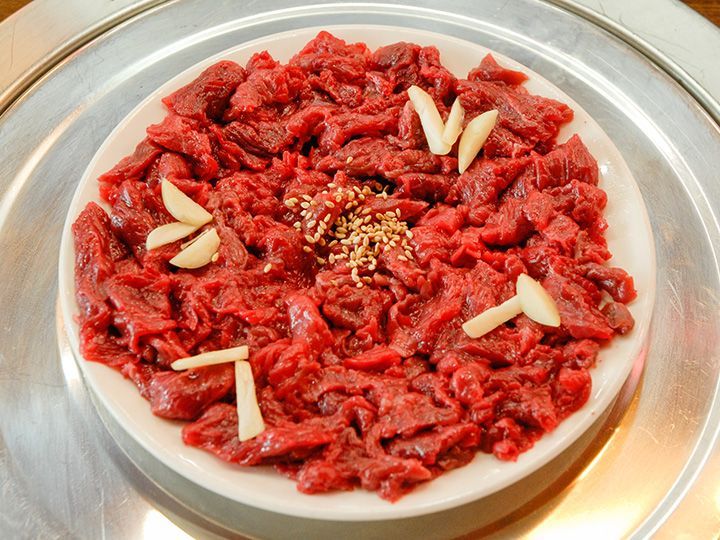 牛刺し(육사시미/ユッサシミ)
でん部の一部分からのみ取れる牛刺し。たれに付けて味わいます