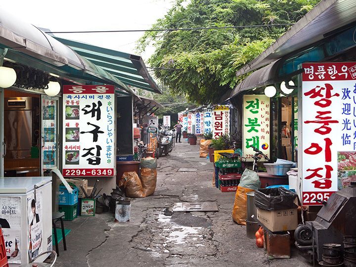 通りの両脇には焼肉店が軒を連ねました
