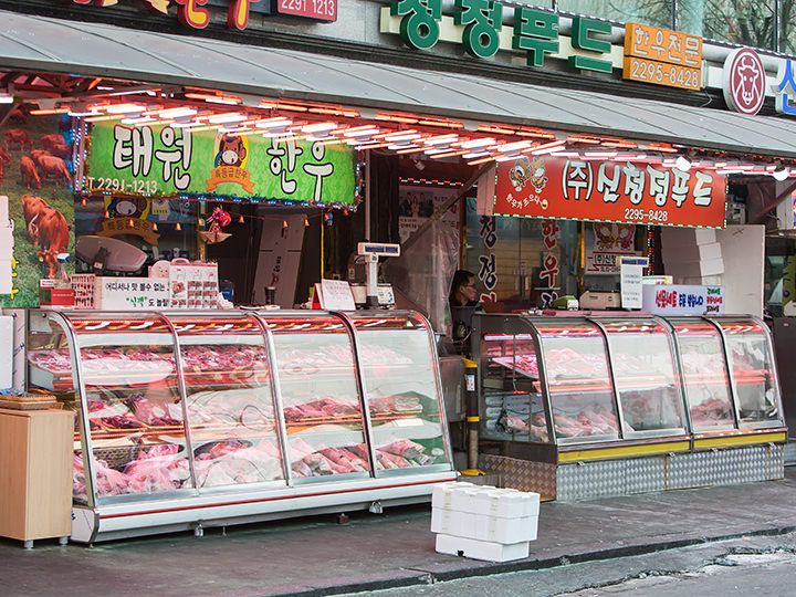 精肉店が並ぶ