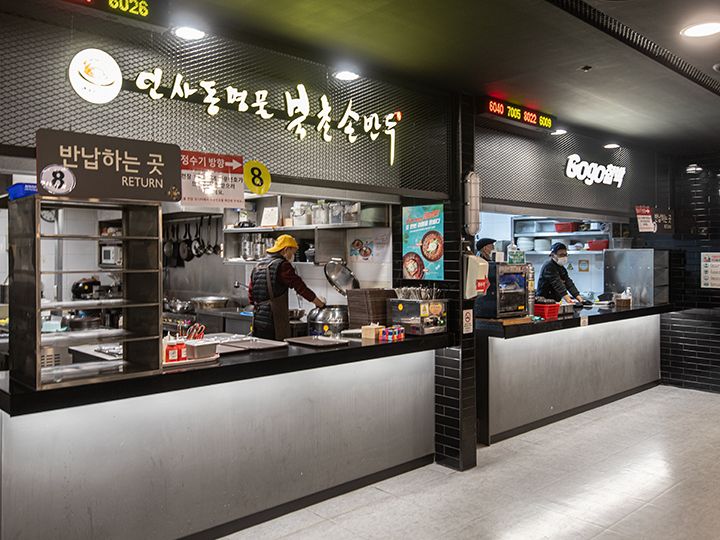 食べ終わったら、受け取ったら店舗の返却口にトレイを戻します