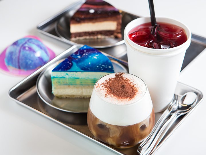 宇宙ケーキが人気の「CAFE TAPE」