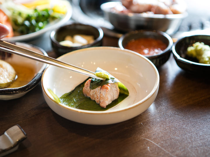 ワサビをつけ、ミョンイナムルに巻いて食べる