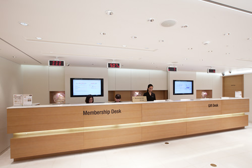 左からメンバーシップデスク、ギフトデスク