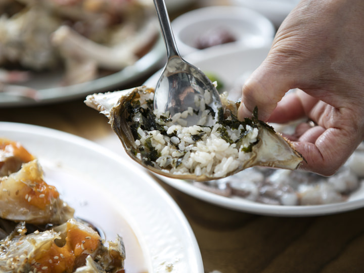 甲羅にごはん(別注文)や海苔を入れて食べるのが定番のシメの食べ方!