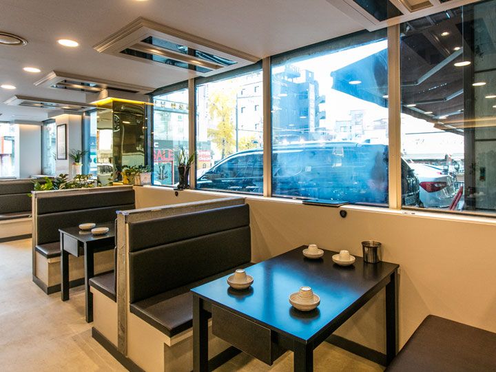 窓際にはボックス席も