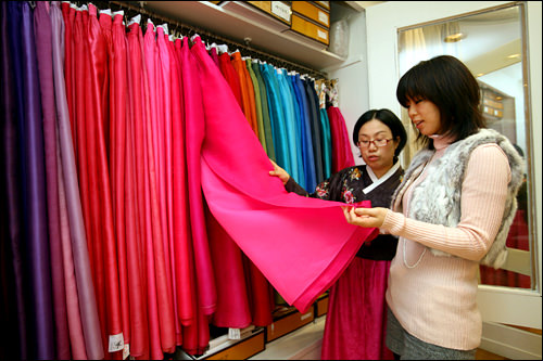 スタッフが、顔のトーンなどから似合う色を推薦してくれます。