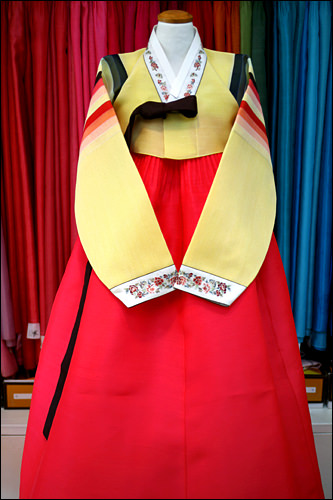 セットン(虹色)模様のチマチョゴリは、子どもや若い女性用(400,000ウォン)