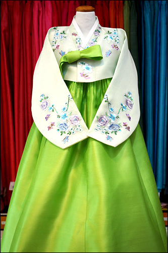 洗練された雰囲気を演出する鮮やかな緑色(500,000ウォン)