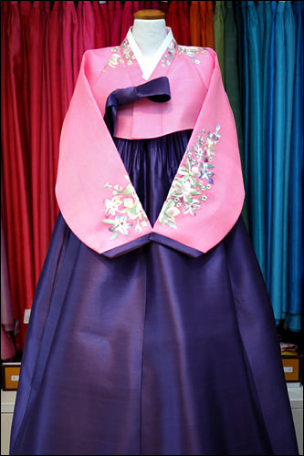 ピンクと紫でシックな女性らしさを演出(500,000ウォン)