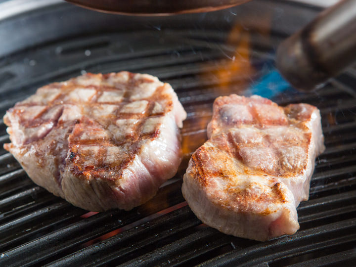 肉の外側に一気に火を入れ、肉汁を閉じ込めます