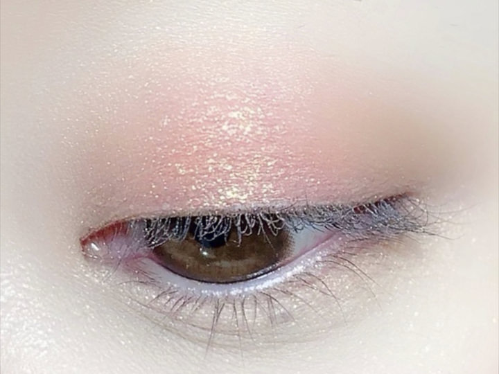 下を向いた時にラメがきらめく