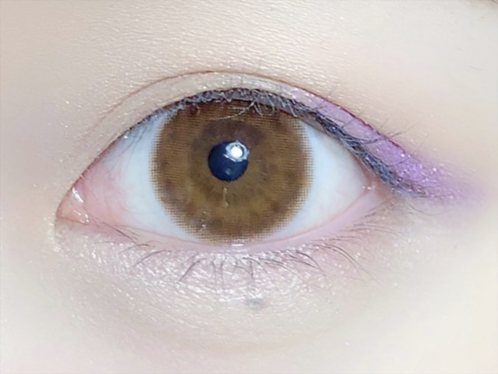 さりげなくパープルが引き立つメイクに