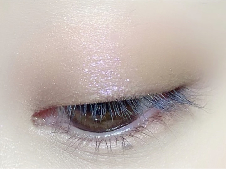 偏光ラメの効果で透明感のある目元に