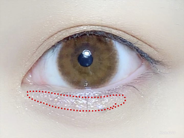 涙袋部分に指で塗るのがおすすめ