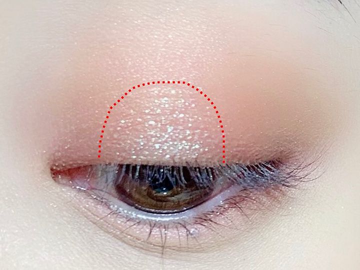 仕上げにまぶたの中央に狭い範囲で丸く入れるのがおすすめ
