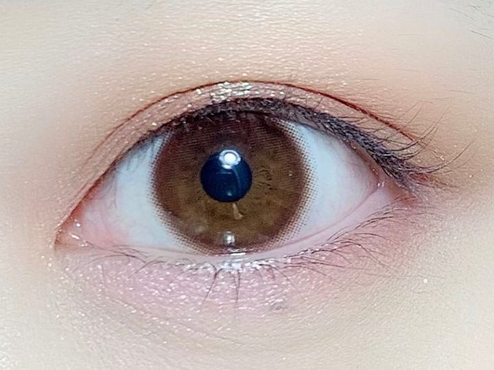 ラメのブルーっぽい輝きがアクセントになって引き立つ