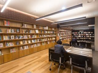 １万冊の書籍を所蔵する図書館