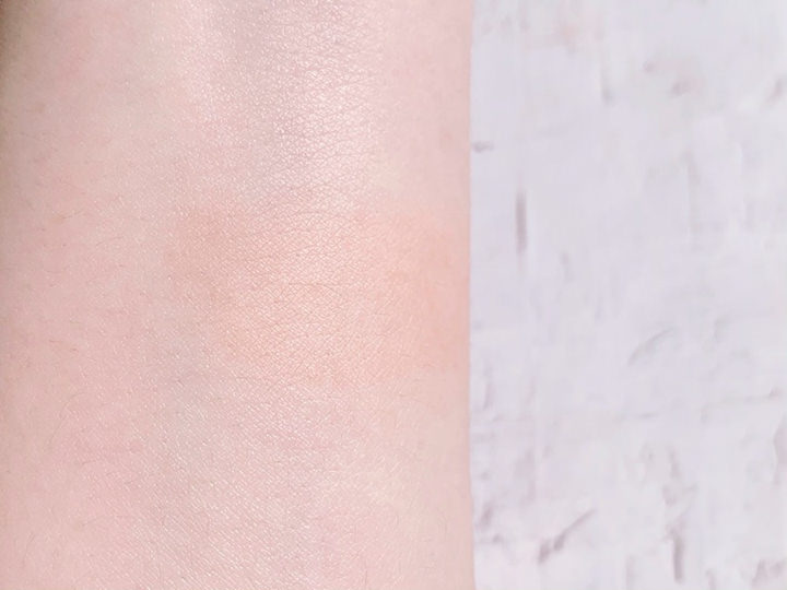 水で濡らしたティッシュでオフ
薄いカラーの割には色残りを感じる