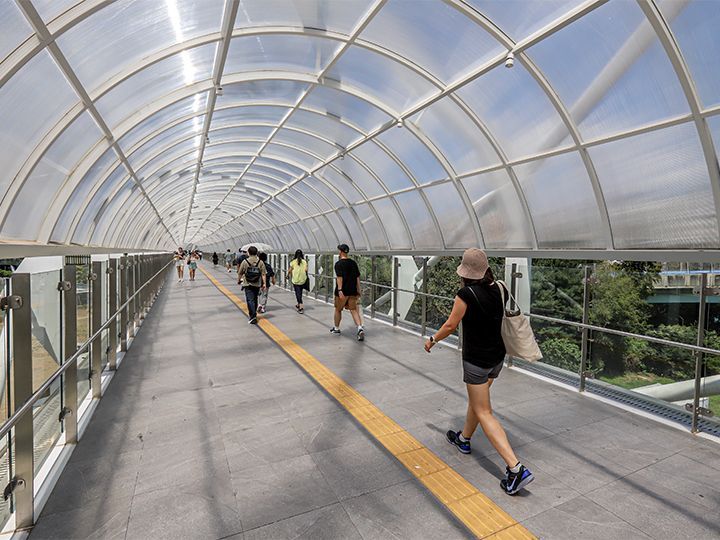 駅3階の連絡通路で行き来できる
