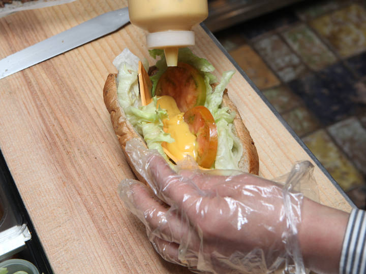 新鮮な野菜、チーズ、ソースをトッピング