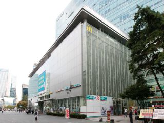 MBCの向かい側、韓国映像資料院の地下に位置