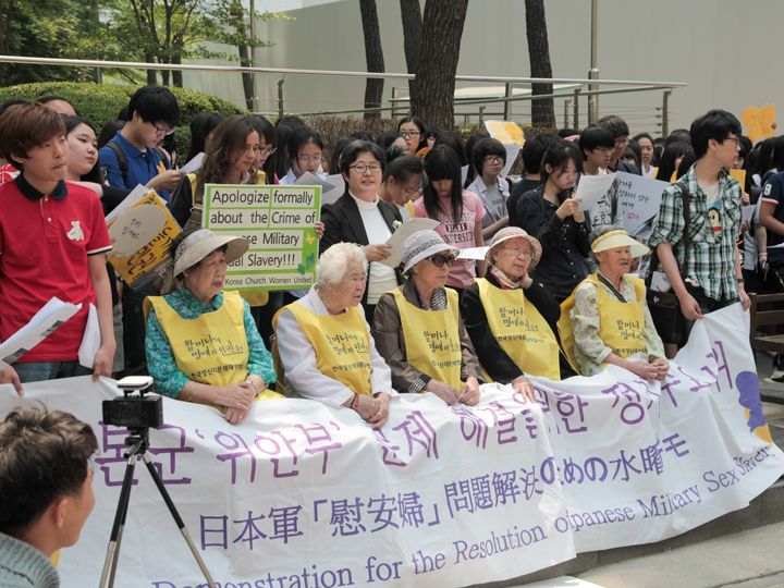 訴えるハルモニ達