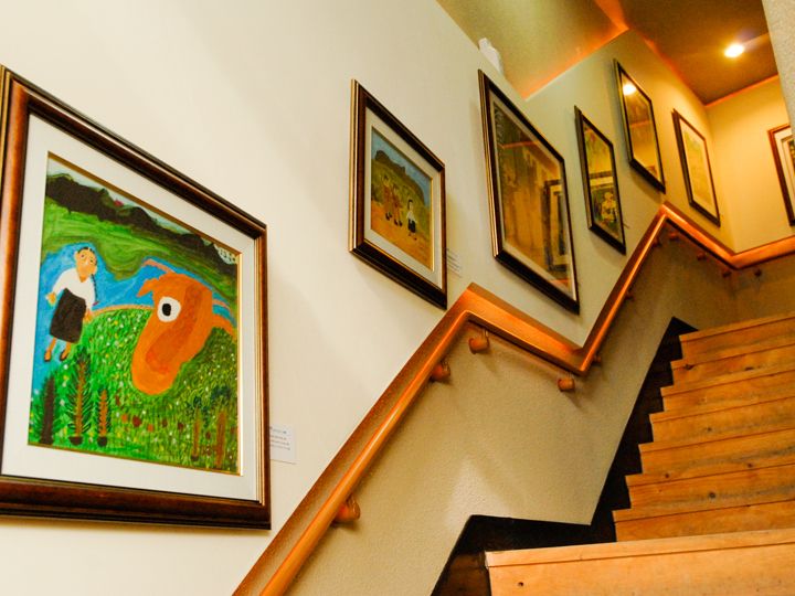 階段に飾られたハルモニが描いた絵
