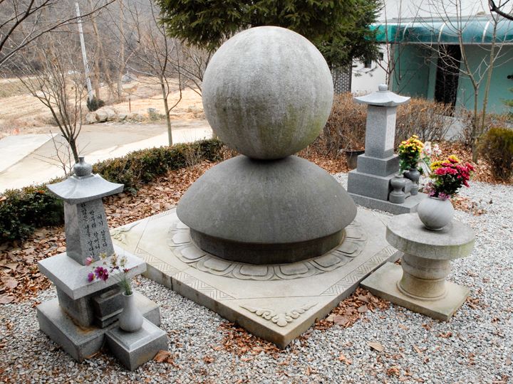 キム・スンドッ・ハルモニと
他のハルモニ達の追悼碑