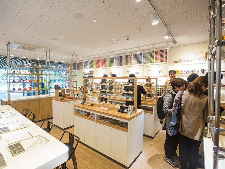 人気の文具ストア「モナミ」も2階にある