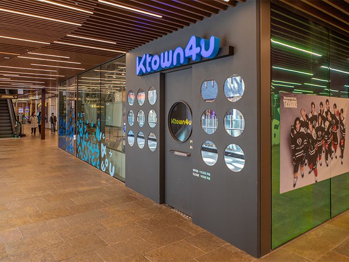 定期的にK-POPアイドルのポップアップ展示が行われるK-POPグッズ&カフェ「ktown4u 仁寺店」