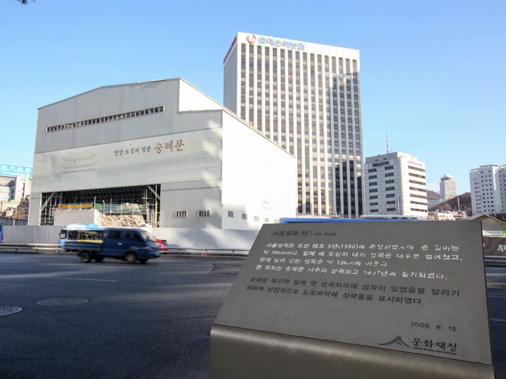 楼閣と共に城郭の復元作業も実施
(2012年2月)