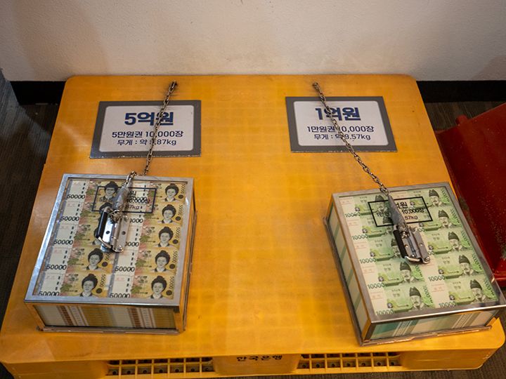 (左)5億ウォン(5万ウォン札×1万枚=約9.87kg)
(右)1億ウォン(1万ウォン札×1万枚=約9.57kg)