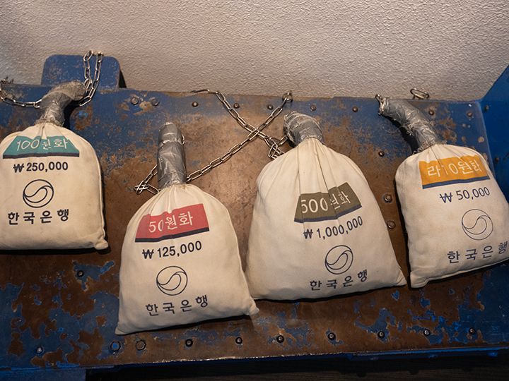 紙幣だけでなくコイン(硬貨)も持ち上げられます。