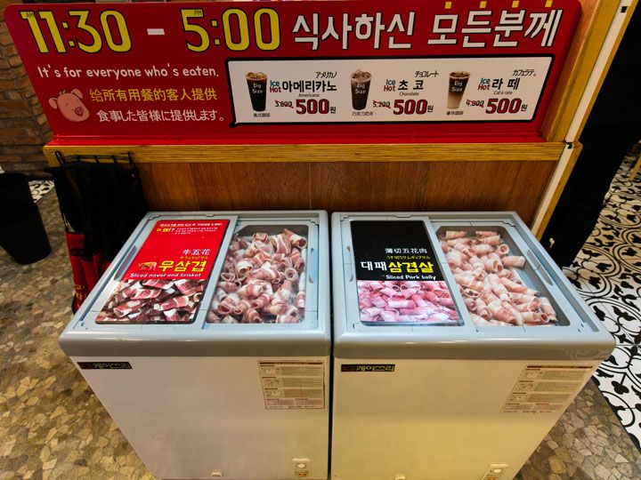 牛三枚肉(左)と薄切りサムギョプサル(右)