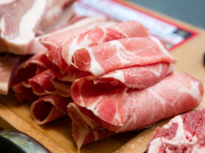 薄切りモクサルは脂分が少なくあっさりとした柔らかい食感。焼きすぎないようして、わさびにつけて食べるのがおすすめ。