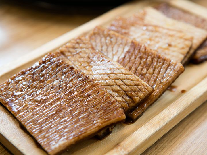 豚皮はコラーゲンが多く含まれ女性から大人気。甘いカルビソースがしっかり染み込み、もっちりとした歯ごたえ。