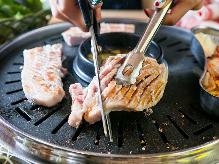 表面がこんがりになったらお肉をカット