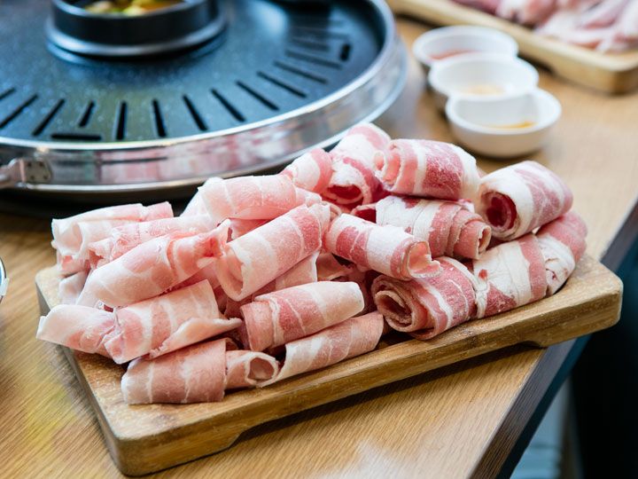 サクサクの食感とお肉の旨みが同時に感じられる薄切りサムギョプサル。お酒のおつまみとしても最適の一品。