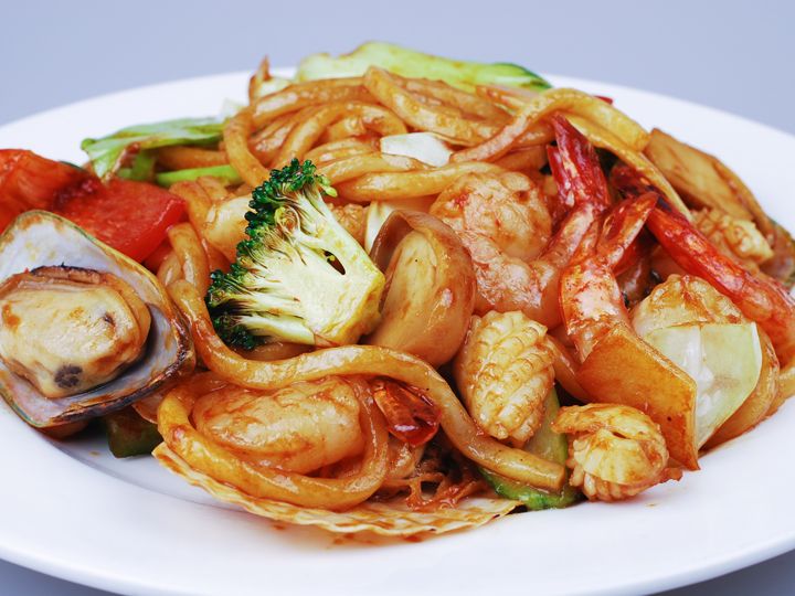 うどんと海鮮の組み合わせ(パルジンチョミョン)