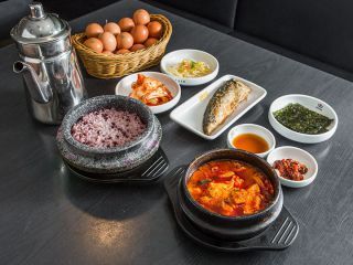 牛ホルモン(コプチャン)スンドゥブ １人前 セット例