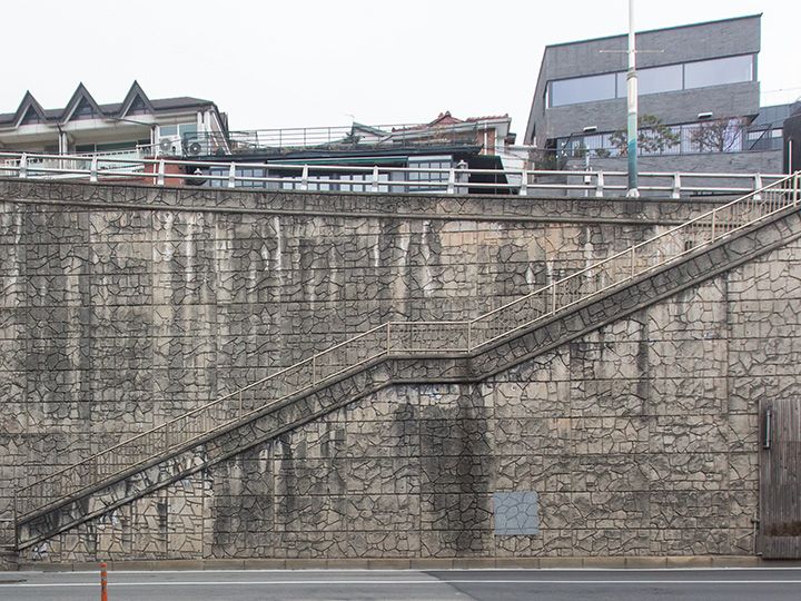 トンネル入り口の東側からは階段全景が撮影できる