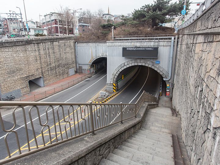 反対側の西側に回り、階段を下りる