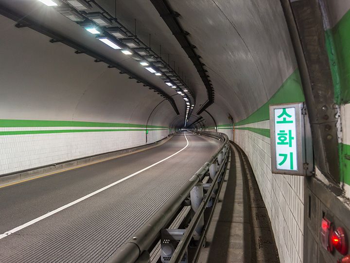 トンネル内は、歩道のすぐ隣を車が通りすぎるので気を付けて