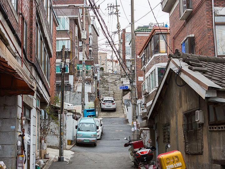 路地の奥には階段が