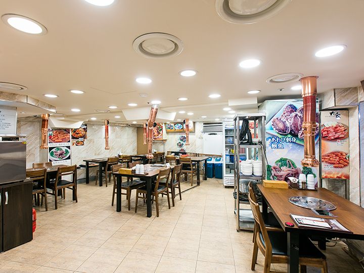 明るく清潔感のある店内