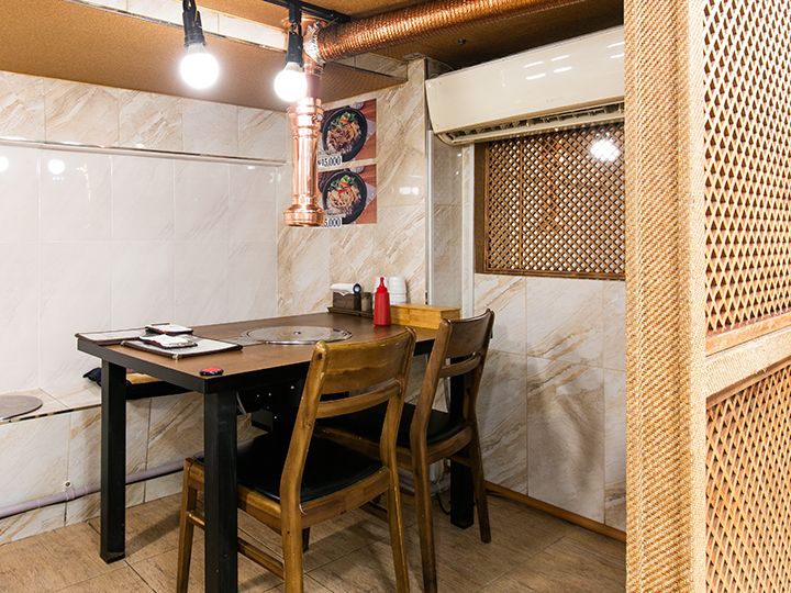 扉で仕切られたテーブル席も