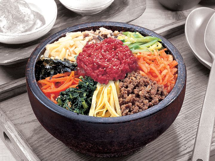 石焼ユッケビビンバ
通常の石焼ビビンバの他に、ユッケ入りのものも。おこげを付けながらかき混ぜるのがポイント。