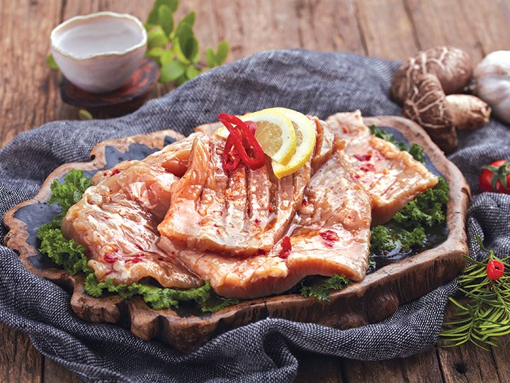 シマチョウ(テッチャン)
「テッチャン」の名で日本でも定番となっている牛ホルモン焼き。切り開かない状態できれいに下ごしらえして焼き、コリコリとした食感です。