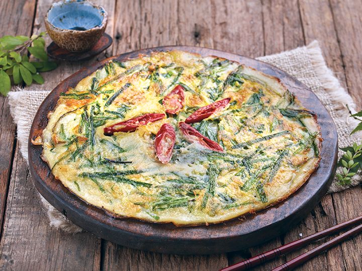 海鮮チヂミ(ヘムルパジョン)
もちもち食感のチヂミは、海鮮チヂミ、ニラチヂミ、キムチチヂミの3種類を用意。