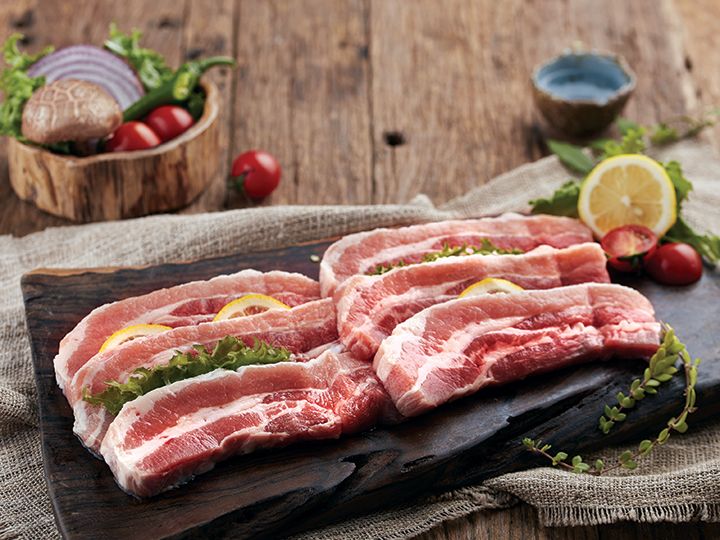 豚の三枚肉(サムギョプサル)
テジカルビやサムギョプサルなどの豚肉もあり。肉厚なのでよく噛んで食べ、より満腹感を味わいたい人におすすめ。